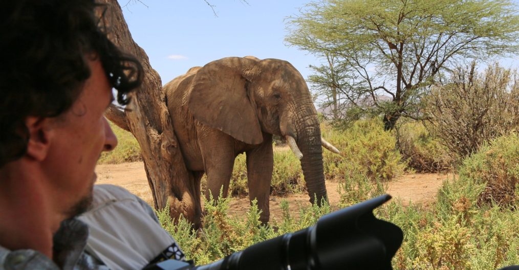 Viaggio fotografico in Kenya con Luca Bracali e Laura Scatena, foto di backstage con elefante