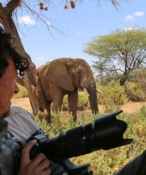 Viaggio fotografico in Kenya con Luca Bracali e Laura Scatena, foto di  backstage con elefante