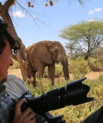 Viaggio fotografico in Kenya con Luca Bracali e Laura Scatena, foto di backstage con elefante